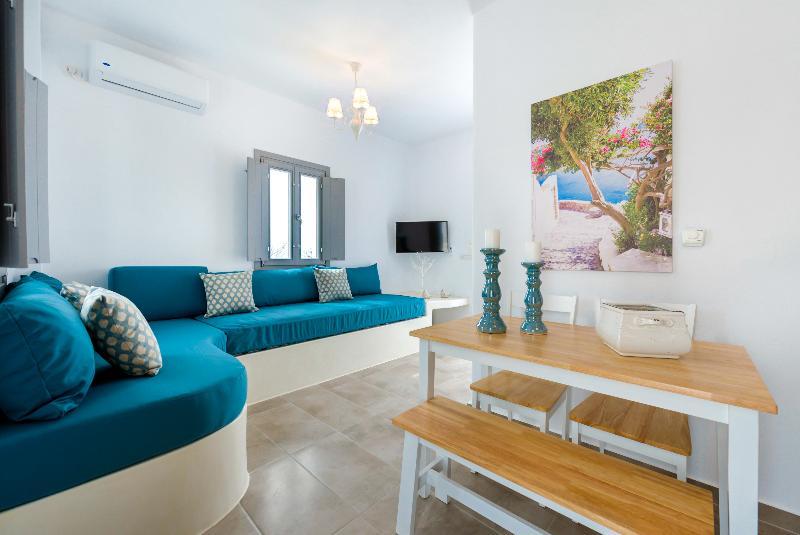 White Harmony Suites Мегалохори Екстериор снимка